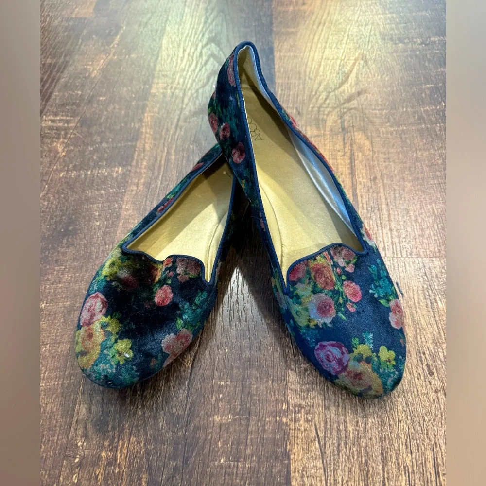 Abound blue velvet floral round toe flats - Picture 1 of 5